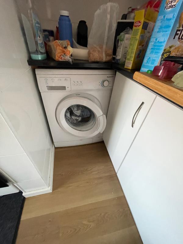 Fotografia de mobiliário: Uma máquina de lavar a roupa da marca Kunft WMM56OWHAT