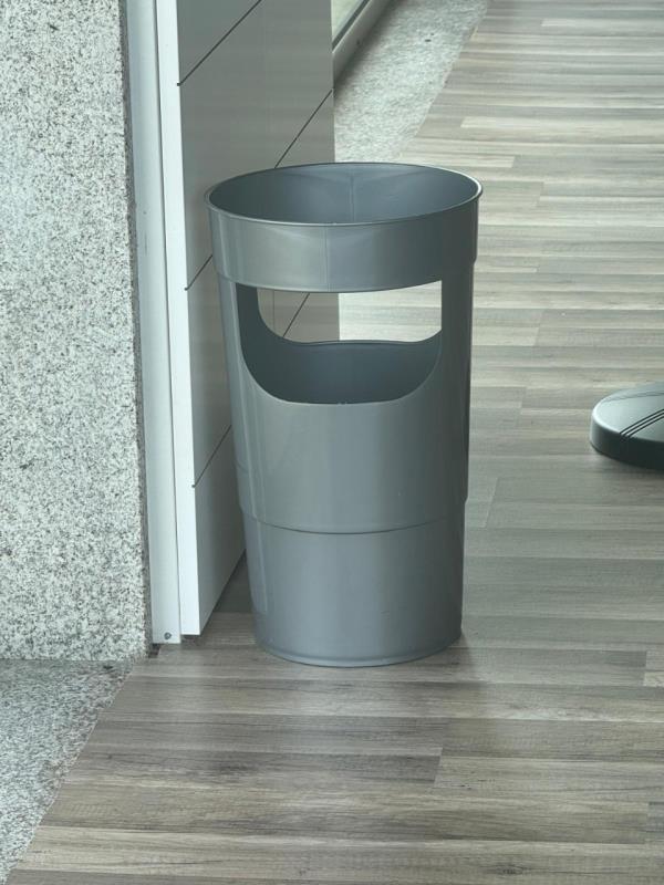 Fotografia de mobiliário: Lote com uma mesa, um balde para guarda-chuvas e dois candeeiros (V.2, 3 e 4)