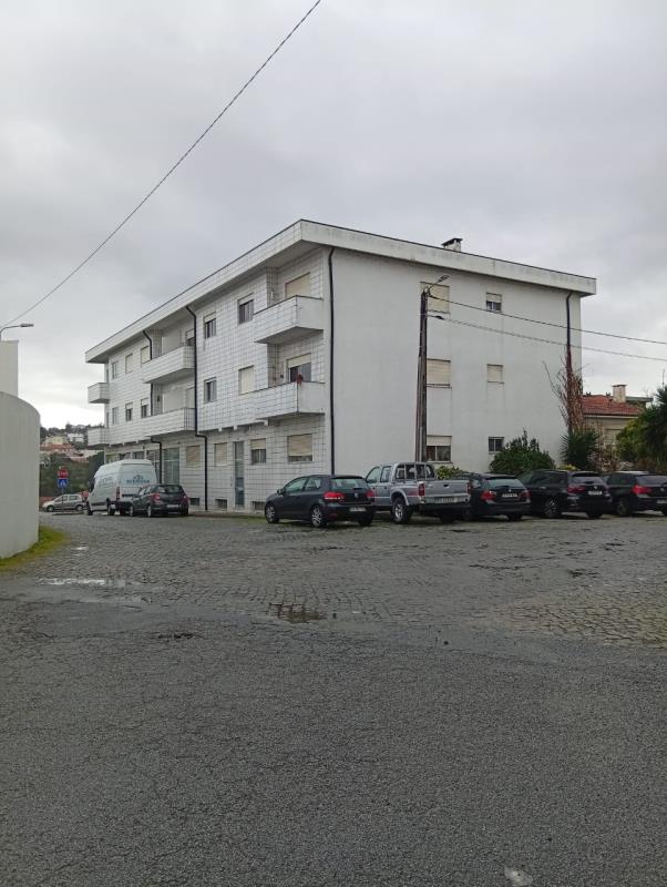 Fotografia de imóvel: 1/9  Aparcamento de Viaturas automóveis ligeiras em Santo Tirso