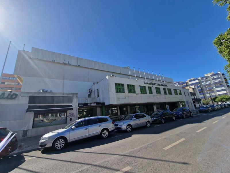 Fotografia de imóvel: Direito de Superfície sobre Edifício de dois pisos destinado a desporto