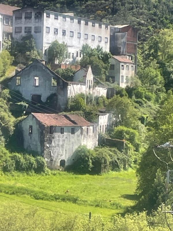 Fotografia de imóvel: Prédio em ruínas em Vila Cova à Coelheira, Seia