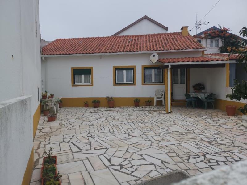 Fotografia de imóvel: Casa de rés-do-chão com 3 divisões e logradouro perto da praia de santa Cruz