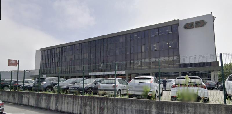 Fotografia de imóvel: 1/2 de Loja com 1068 m2 - Edifício Freixieiro, junto aos CTT, Aeroporto, A28/A41