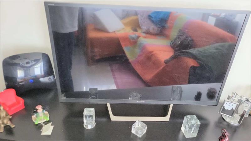 Fotografia de mobiliário: Lote de bens móveis composto por mobiliário e televisão