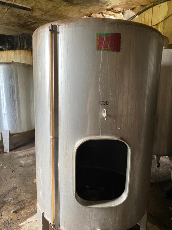 Fotografia de equipamento: Lote de bens móveis (Pulverizador e Cubas em Inox)